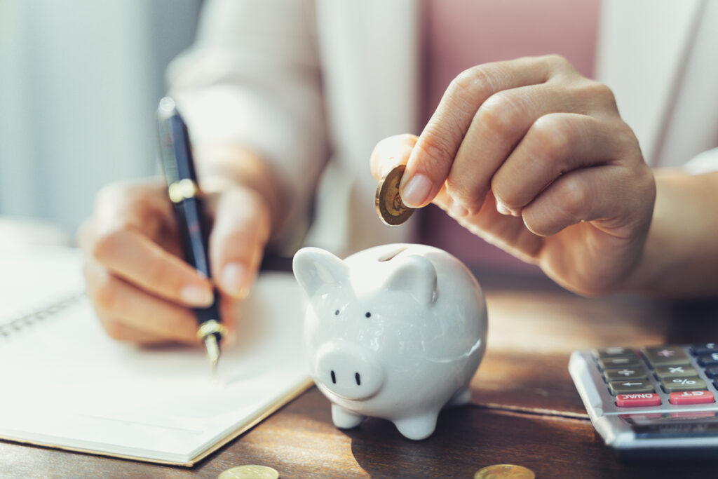 Como economizar dinheiro mesmo com salário baixo.