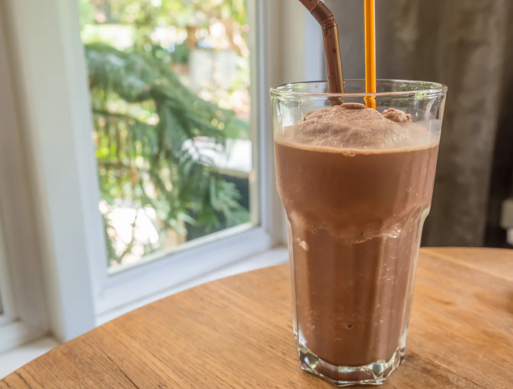 Como fazer milkshake com 3 ingredientes em casa